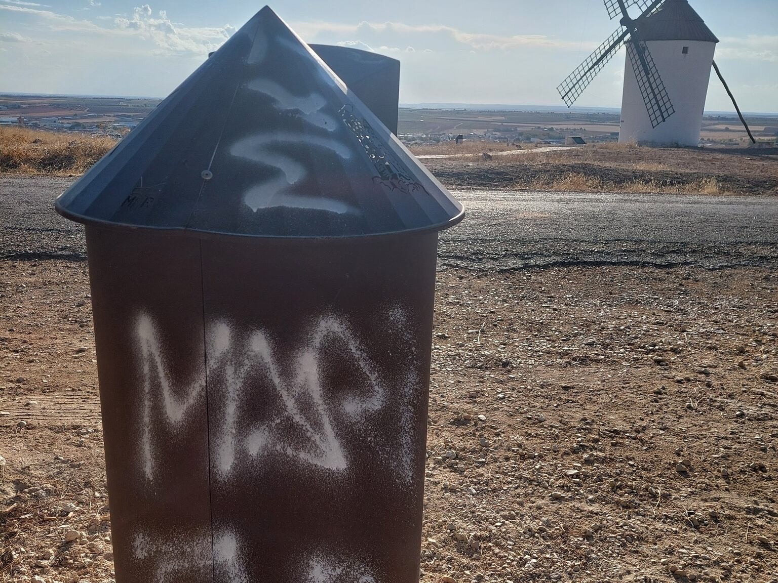 Papelera ilustrante vandalizada en Mota del Cuervo