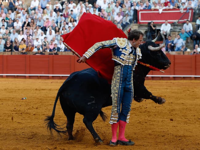 SEVILLA, 29/04/2025.- El diestro Román Collado en su faena durante el tercer día de la Feria de Abril de la Maestranza que se ha celebrado hoy martes en Sevilla. EFE/ Julio Muñoz