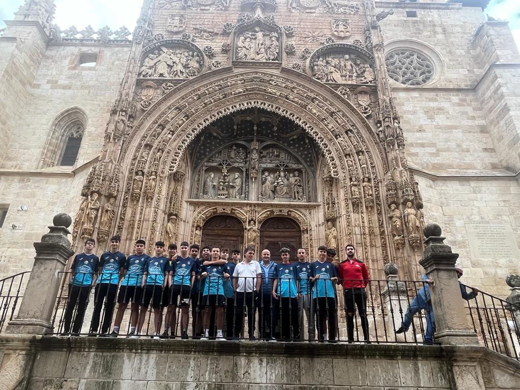 Varios integrantes del Aranda Riber junto a su patrocinador principal, Grupo Gerayca, en Santa María