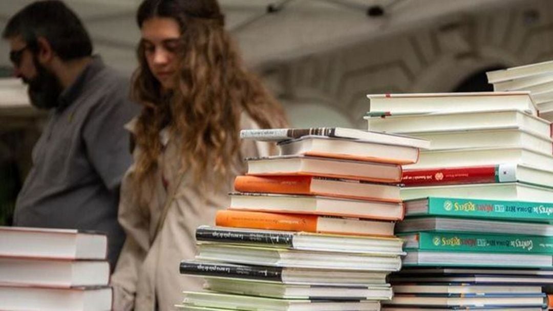 Una joven ojea un libro