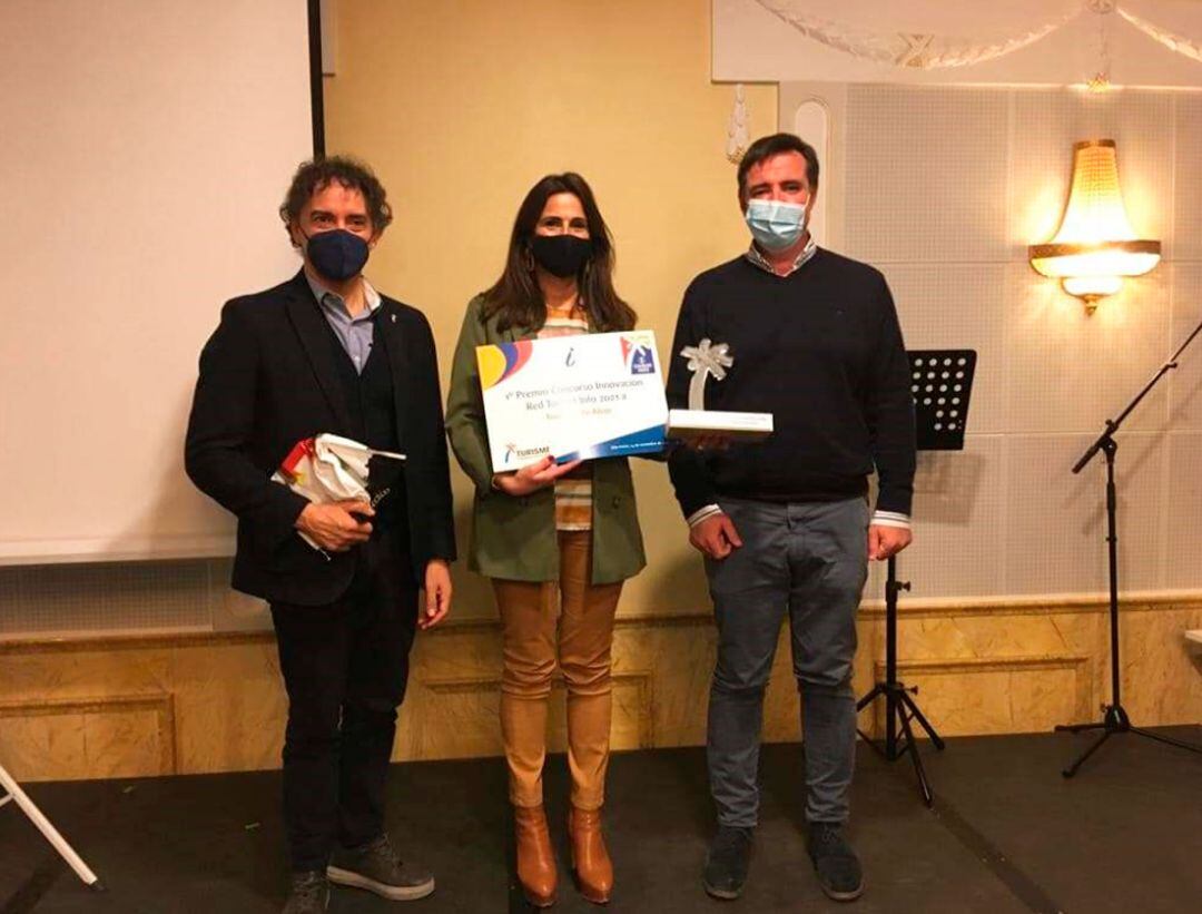 Paola Pons, recibiendo el premio de manos del secretario autonómico de Turismo, Francesc Colomer, en nombre de la Tourist Info de Alcoy