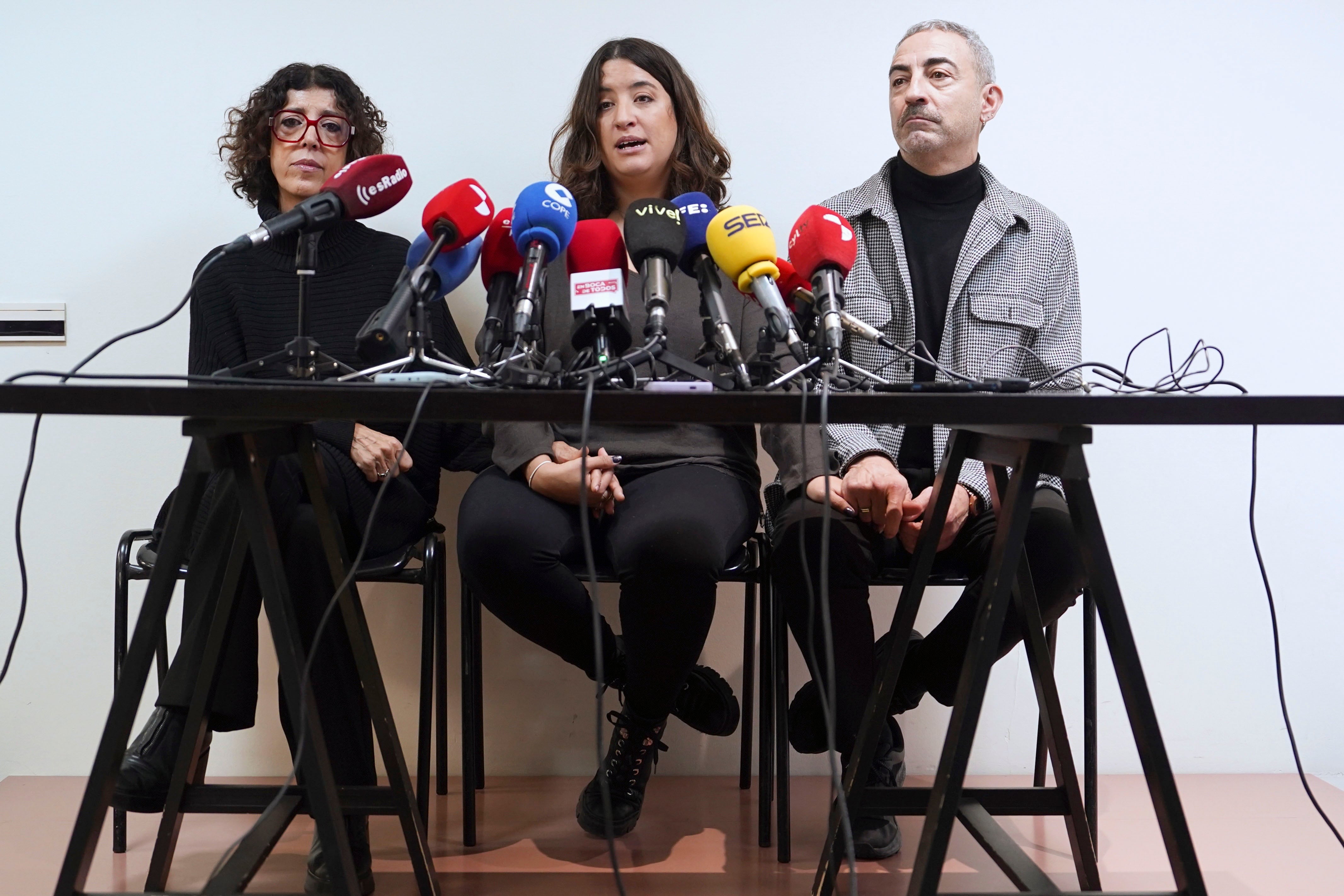 VALLADOLID, 27/01/2026.- Los padres y la hermana, de Sergio Delgado, el joven vallisoletano asesinado en febrero de 2024 cuando celebraba una despedida de soltero en Burgos, ofrecen una rueda de prensa el día antes del comienzo del juicio contra el acusado de matar al joven. EFE/Nacho Gallego