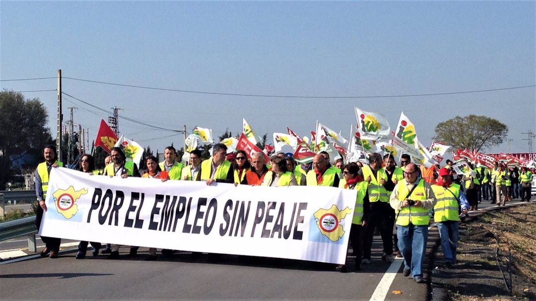 IU se opone a la posibilidad de un nuevo peaje en la provincia y confía en que sea &quot;un globo sonda&quot;