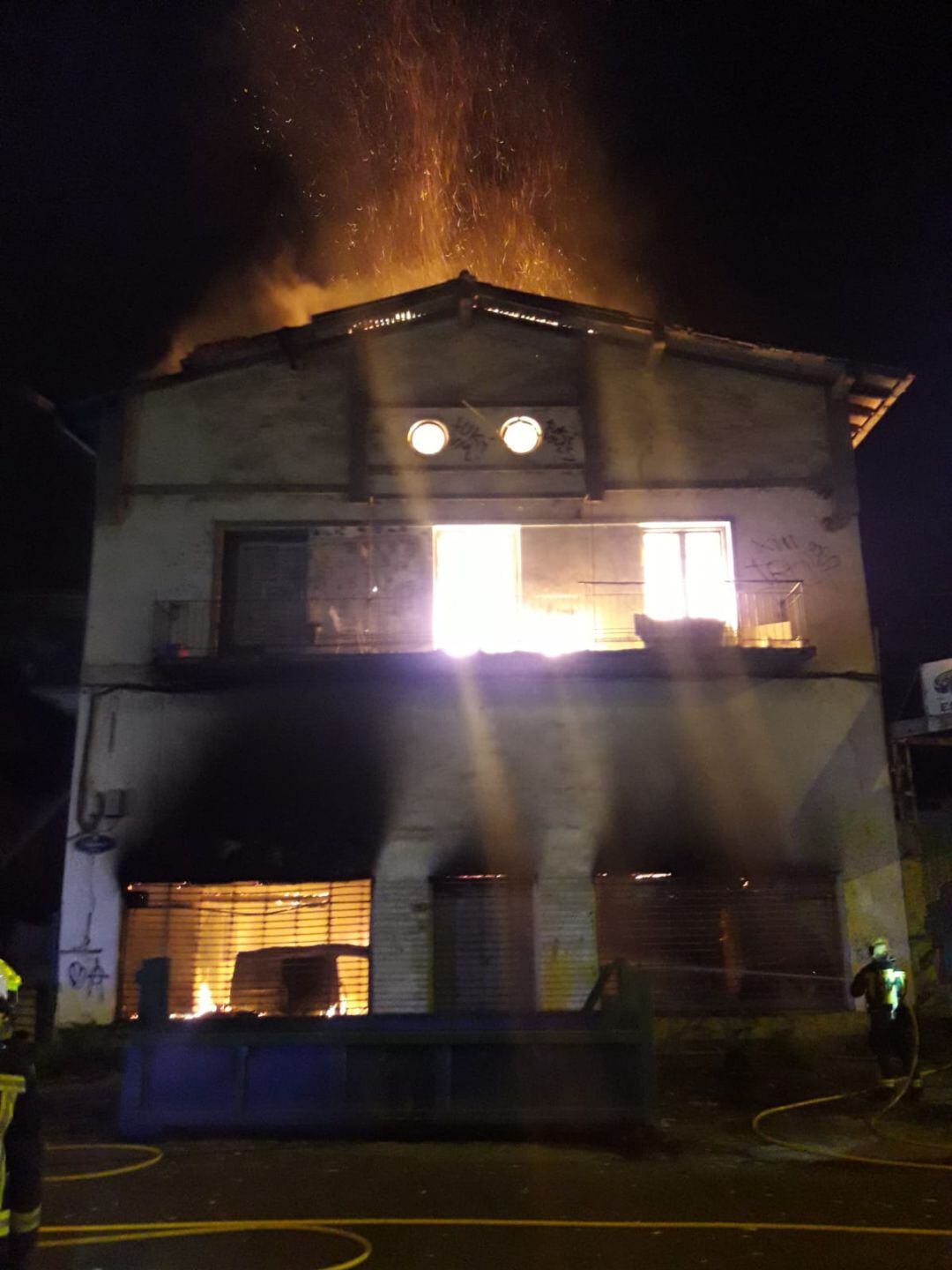 Imagen del pabellón incendiado en el que ha fallecido una persona