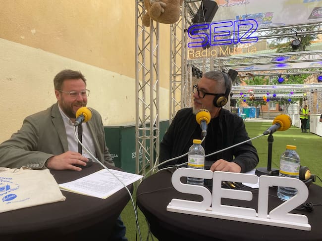 Yayo Delgado (izq.), responsable de Comunicación de Estrella de Levante, ha contado el compromiso de la marca cervecera con las Fiestas de Primavera de Murcia.