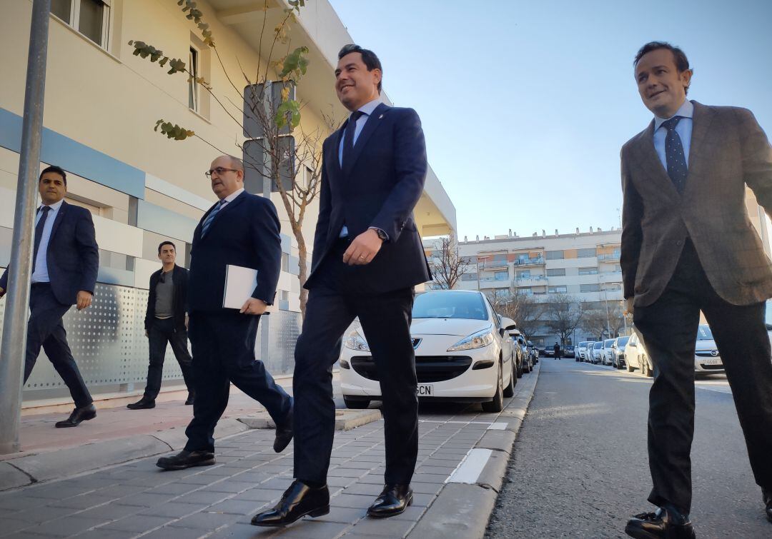 Juanma Moreno, presidente de la Junta de Andalucía, llegando a la nueva Residencia de Mayores