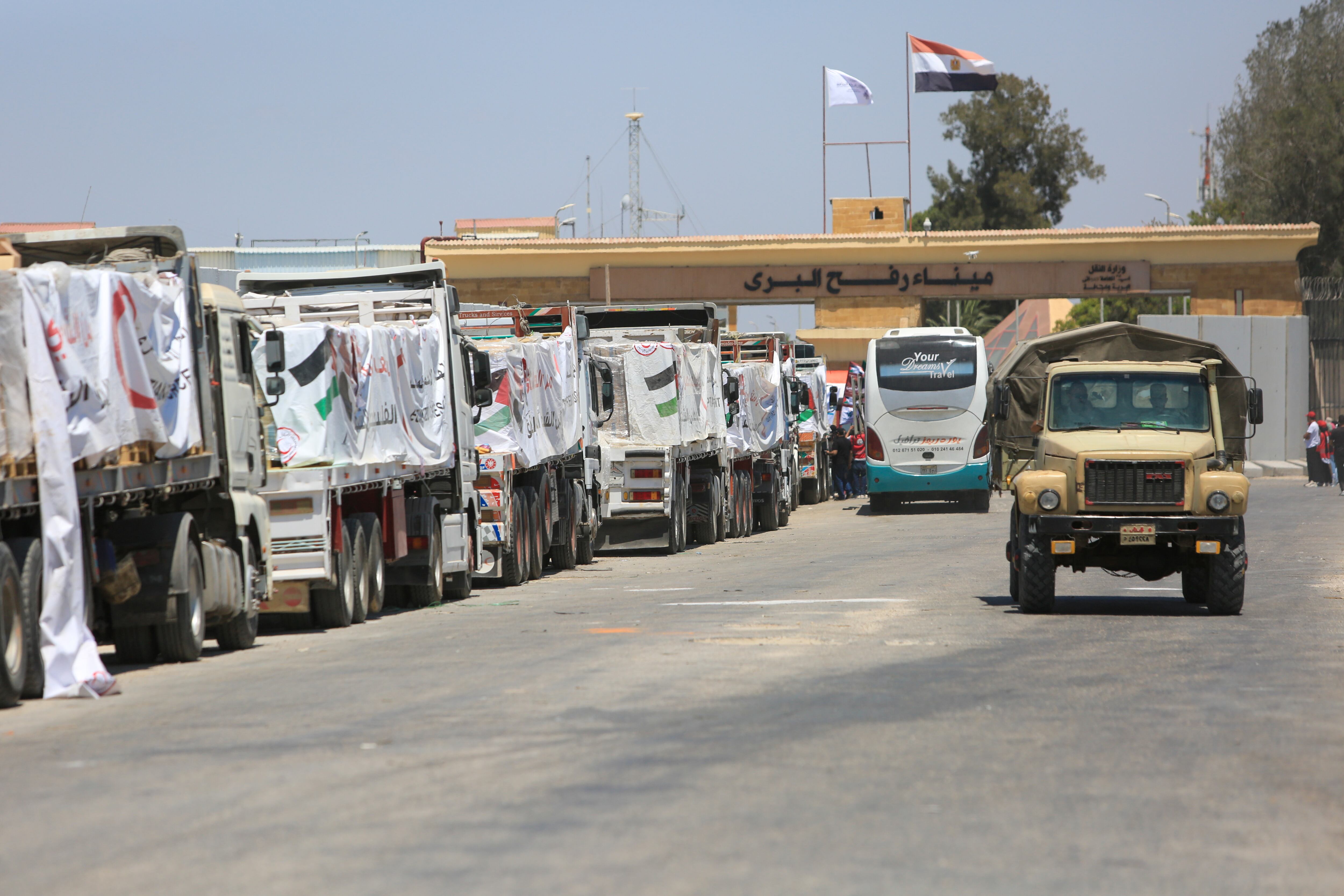 Camiones con ayuda humanitaria en el Paso de Rafah