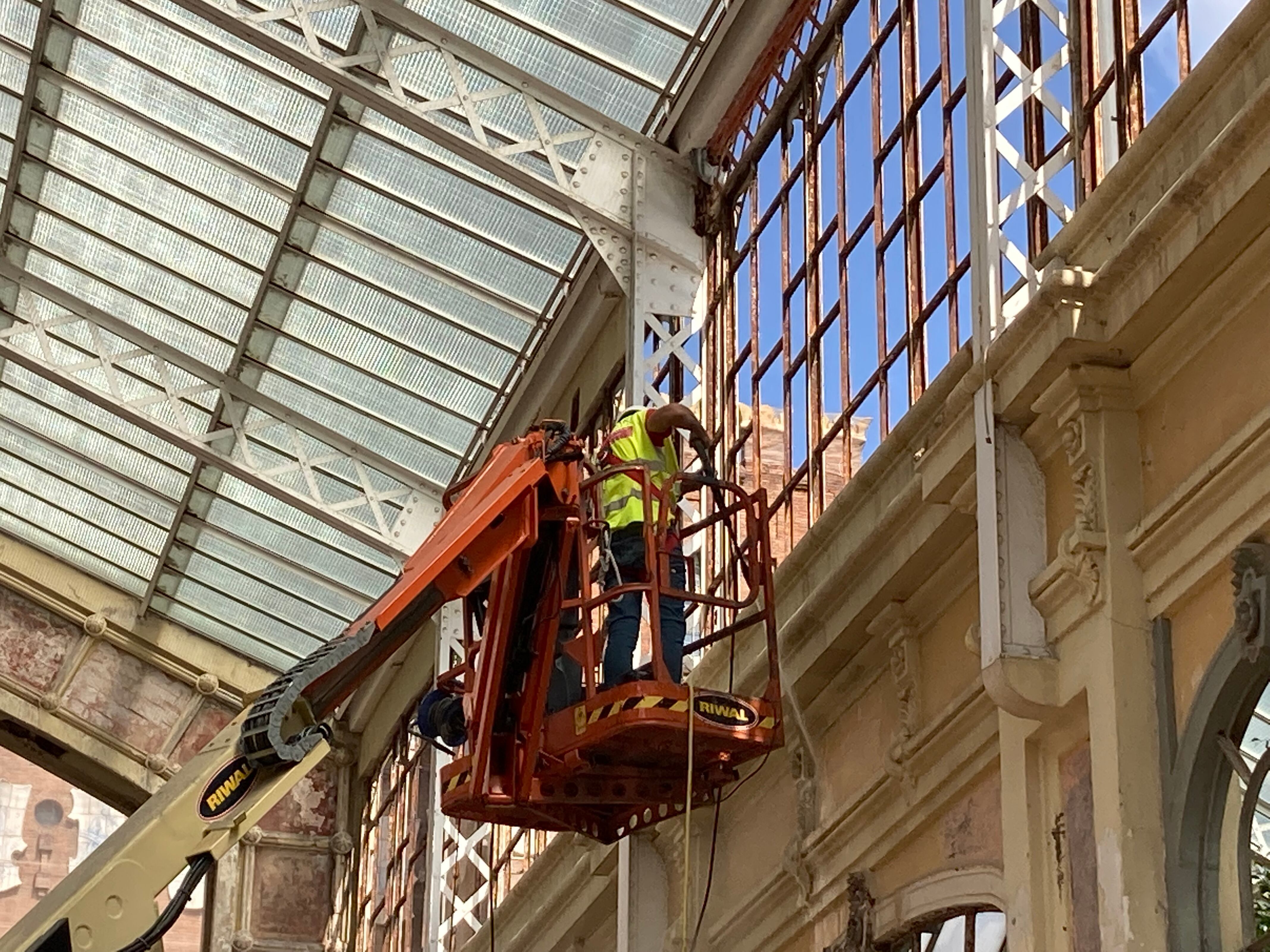 Un operari treballa en la paret de l'Hivernacle