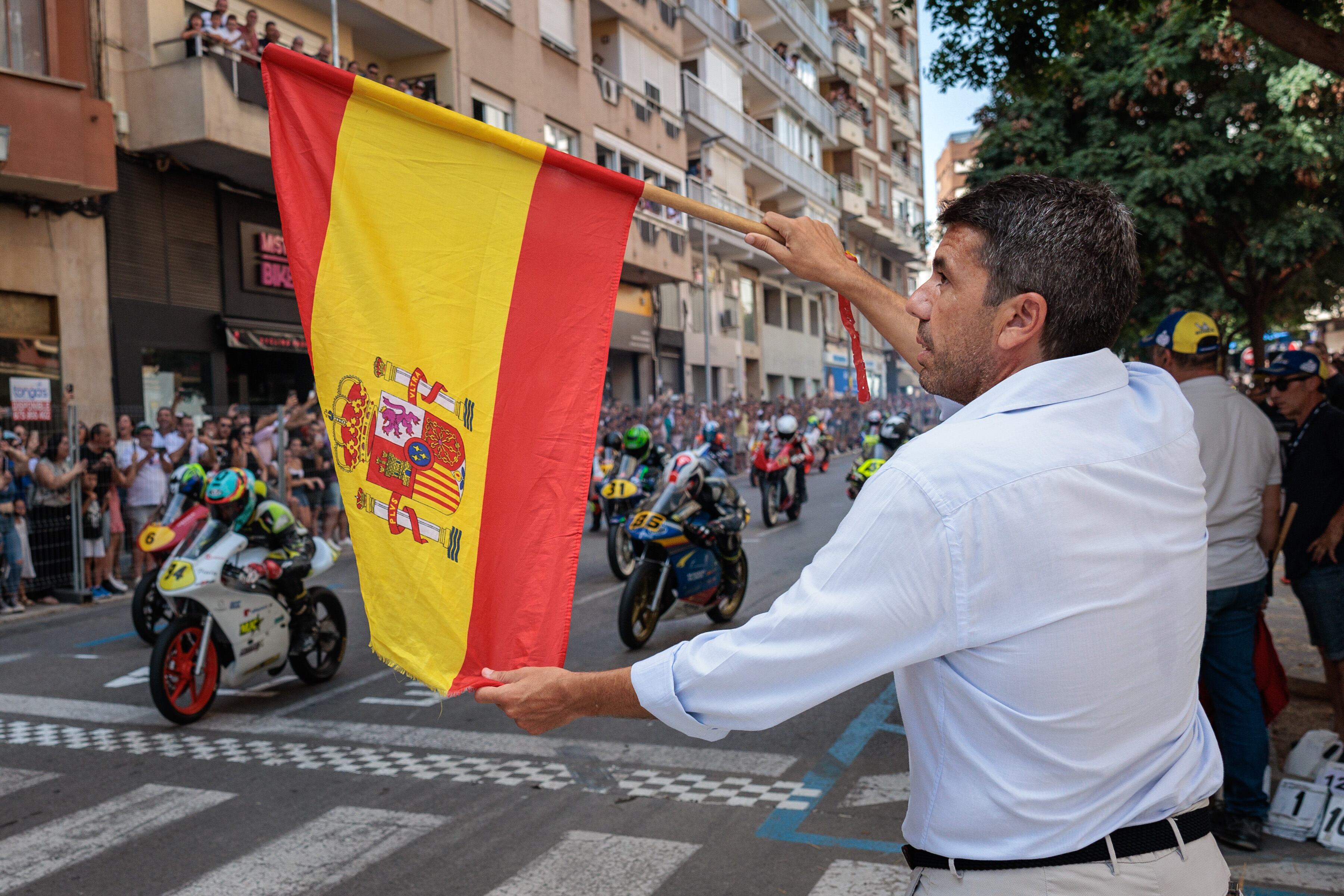 XÀTIVA (COMUNIDAD VALENCIANA), 15/08/2023.- El president de la Generalitat valenciana, Carlos Mazón, da el pistoletazo de salida a una carrera de motos clásicas durante su visita este martes a la localidad valenciana de Xàtiva, que celebra su tradicional Fira d&#039;Agost. EFE/Biel Aliño
