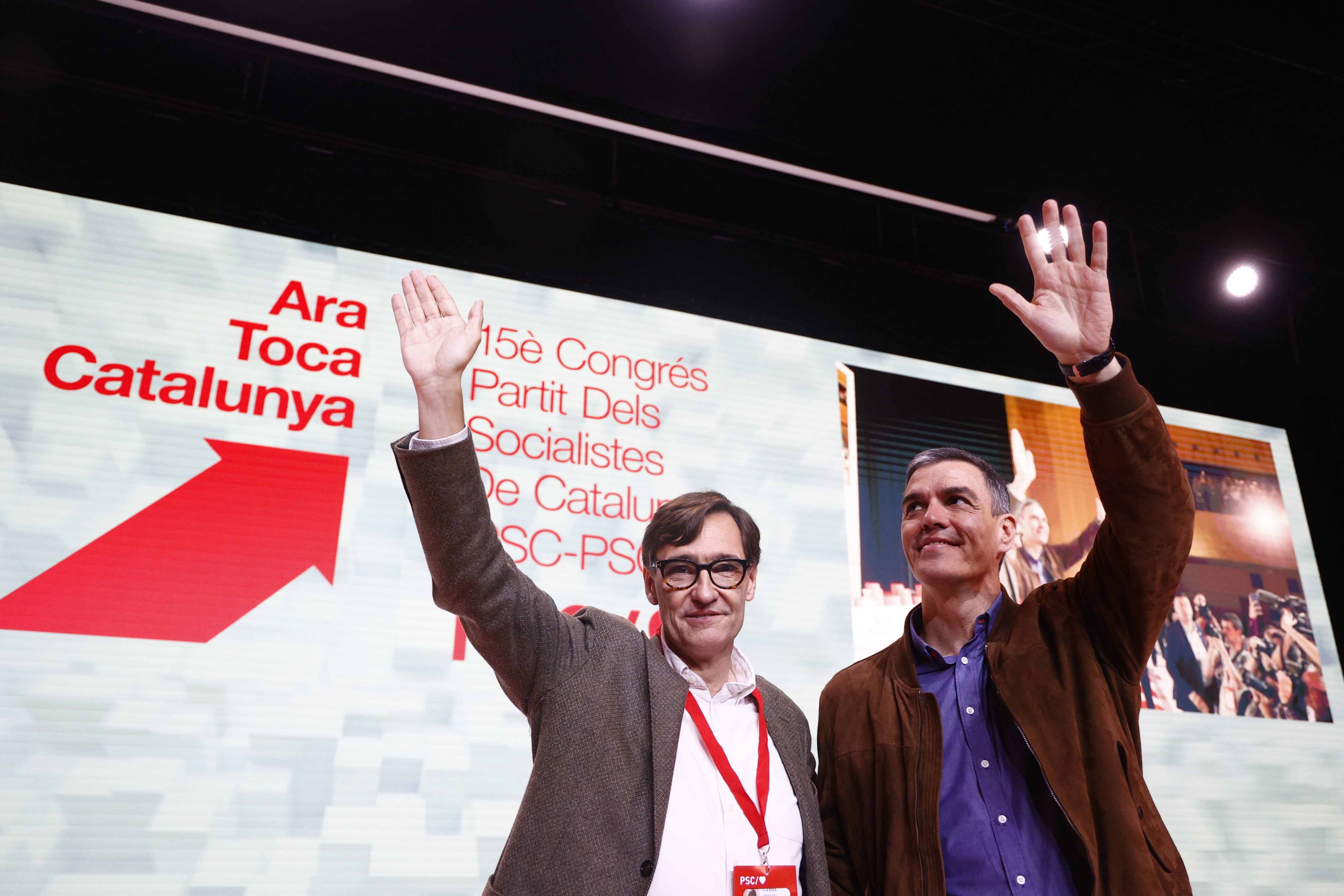 El president del govern espanyol, Pedro Sánchez, i el candidat del PSC, Salvador Illa, al XVè Congrés dels socialistes catalans.