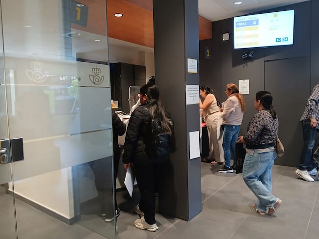 Inmigrantes en la oficina de Correos de Lorca