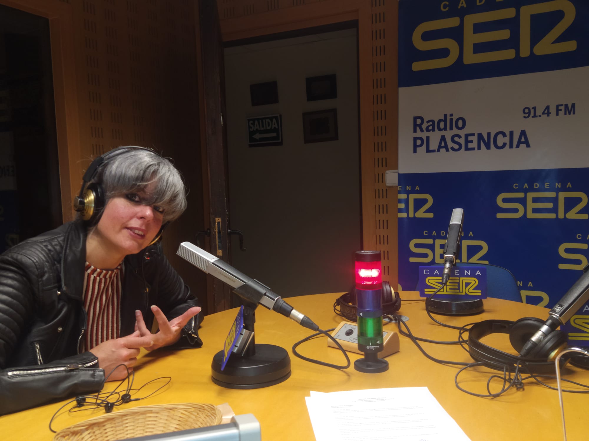 Alicia Chamorro en los estudios de Ser Norte de Extremadura