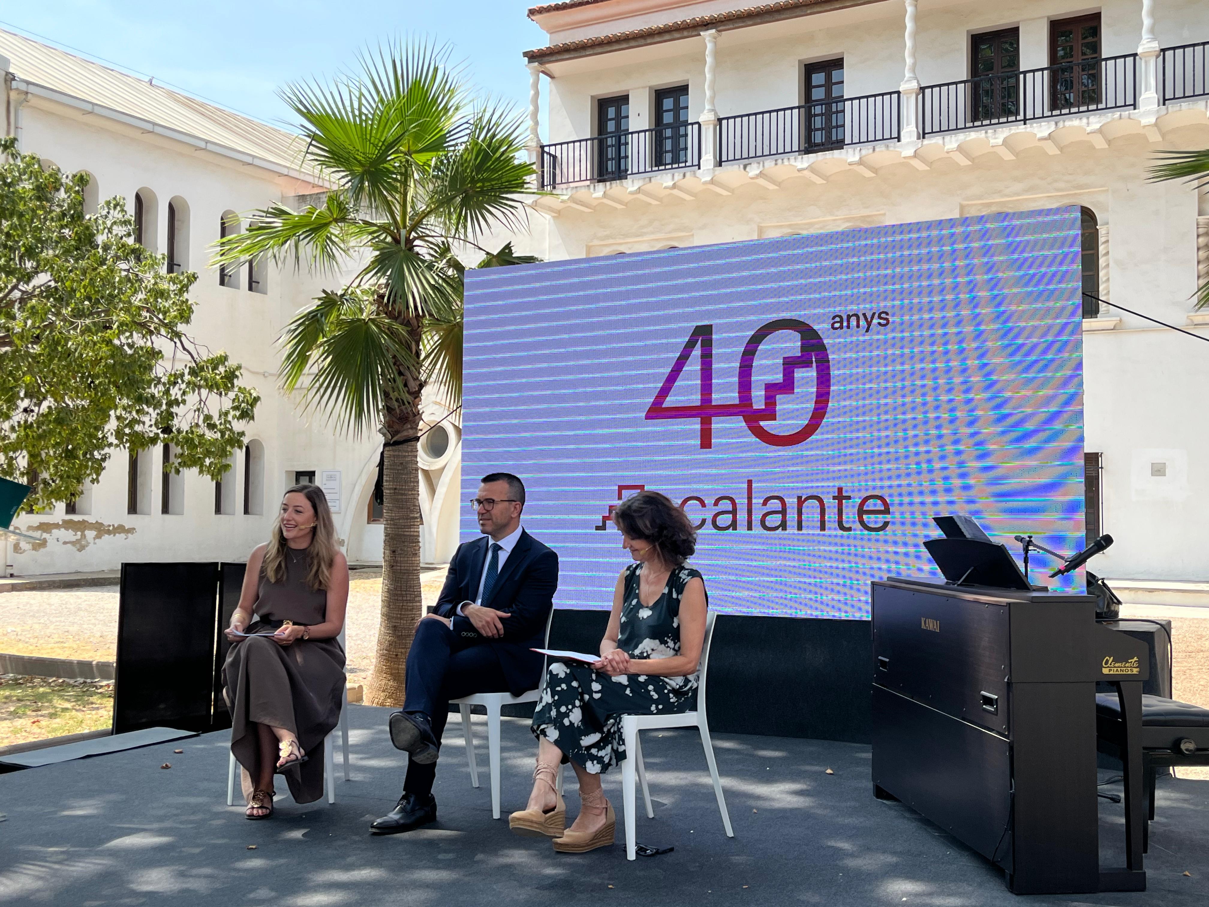La diputada provincial de Teatros, Rocío Gil; el president de la Diputació de Valencia, Vicent Mompó; y la directora y coordinadora artística del Escalante, Marylène Albentosa.