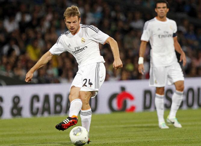 Illarramendi controla un balón en el partido frente al Lyon