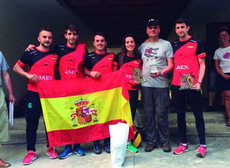 Cristian, José Ángel, Juanjo, Fátima, Daniel Oleksy (uno de los organizadores polacos) y Jesús, en la entrega de la Medalla de Oro del G.E.V. 
 