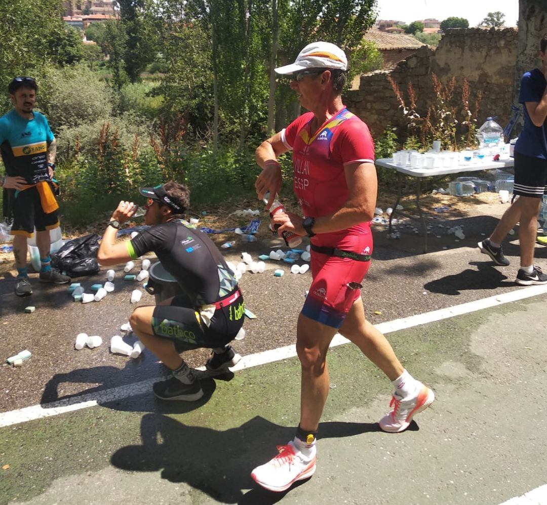 Luis Villán en pleno esfuerzo durante el avituallamiento en el tramo de carrera a pie del Campeonato.