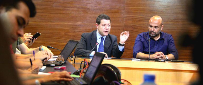 Emiliano García Page y José García Molina compareciendo ante los medios