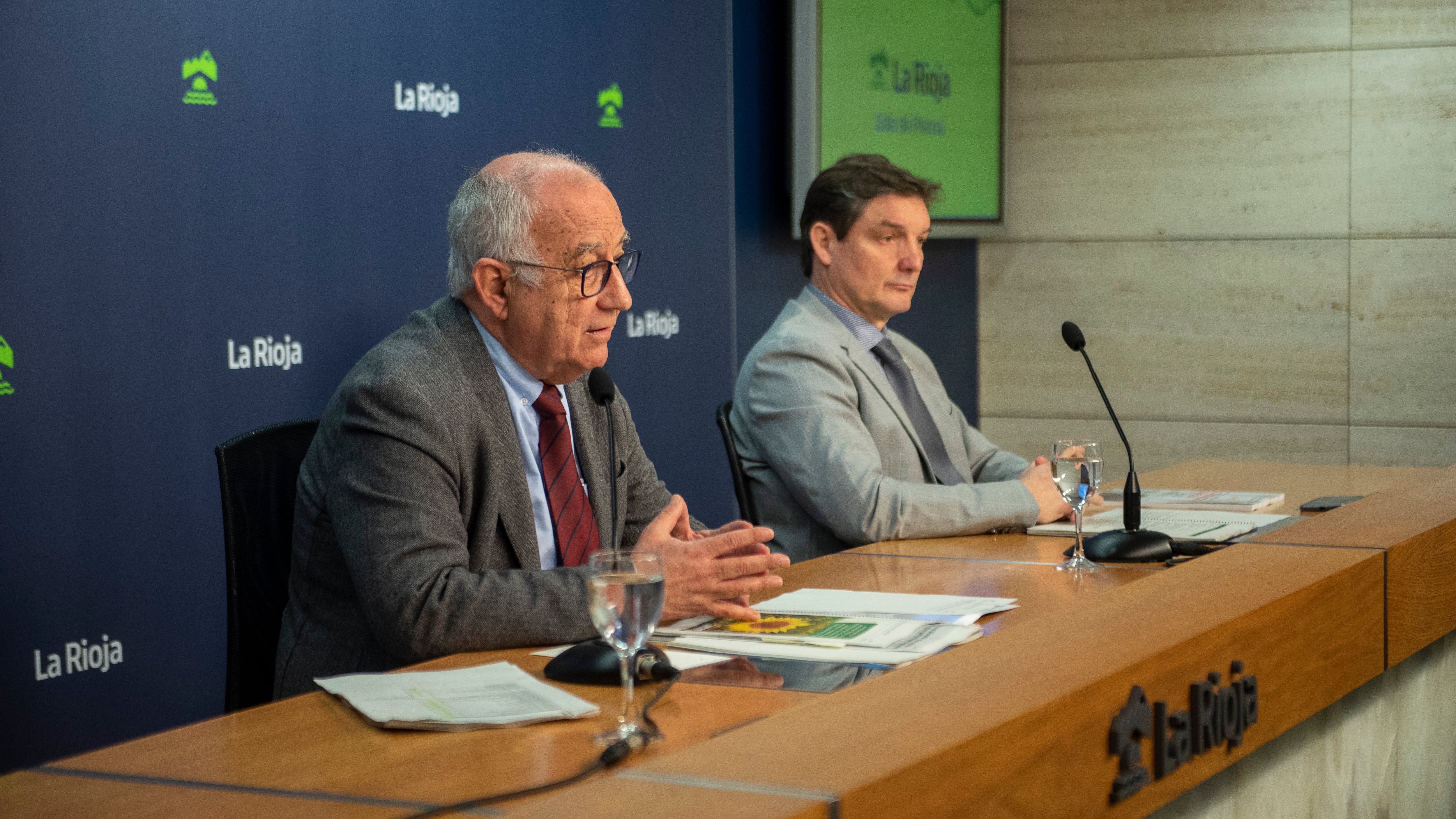 El consejero de Educación, Pedro Uruñuela, y el director general de Innovación Educativa, Alberto Abad, presentan el protocolo para la prevención, detección e intervención de la conducta suicida en los centros educativos