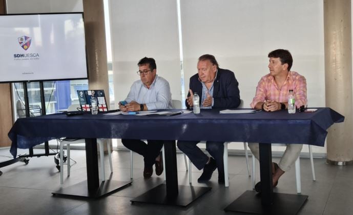 Javier Cruz, a la izquierda, junto a Agustín Lasaosa y Fernando Rivas cuando asumió el cargo de consejero delegado