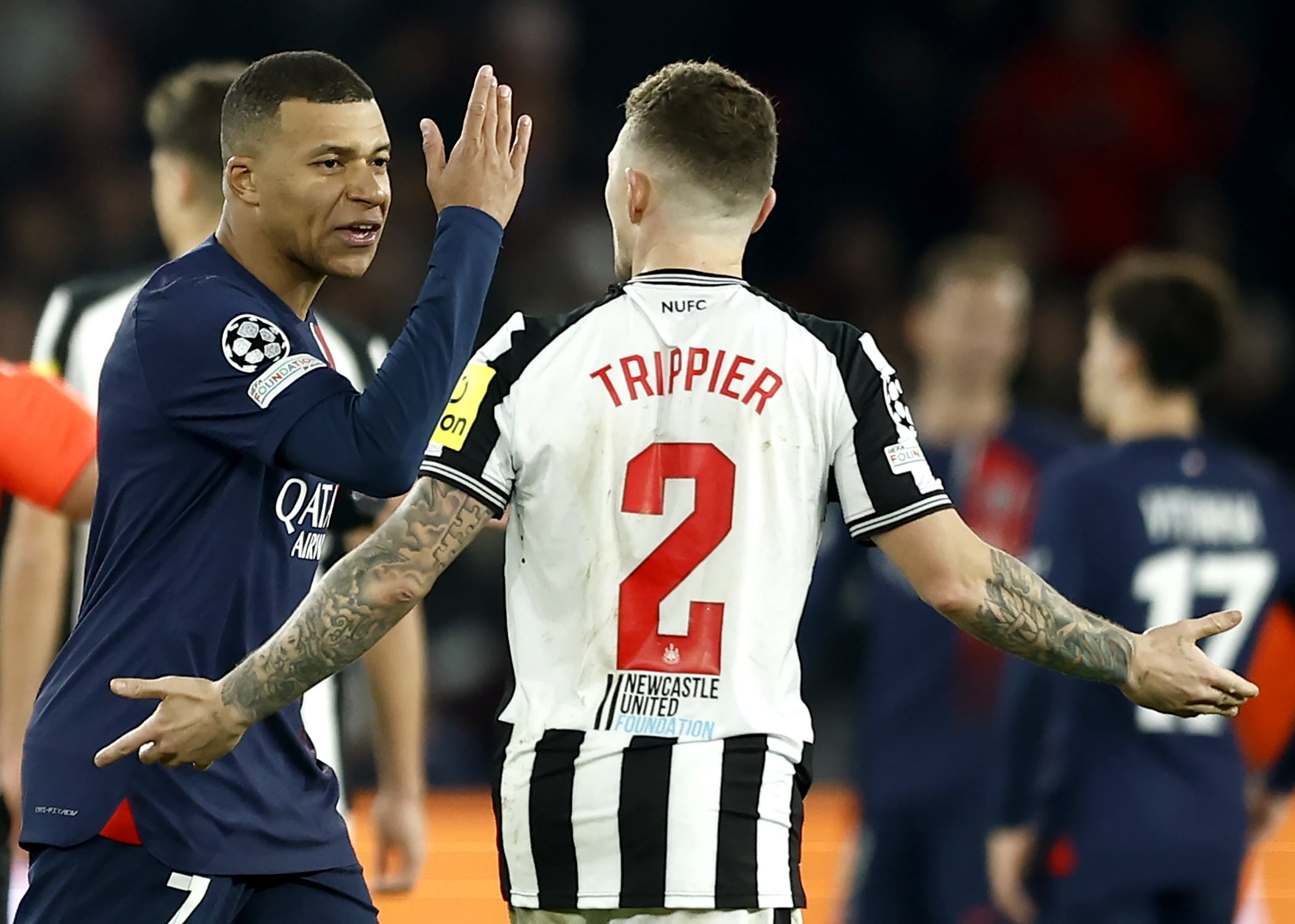 Kylian Mbappe y Kieran Trippier discuten tras la decisión del árbitro en el PSG-Newcastle