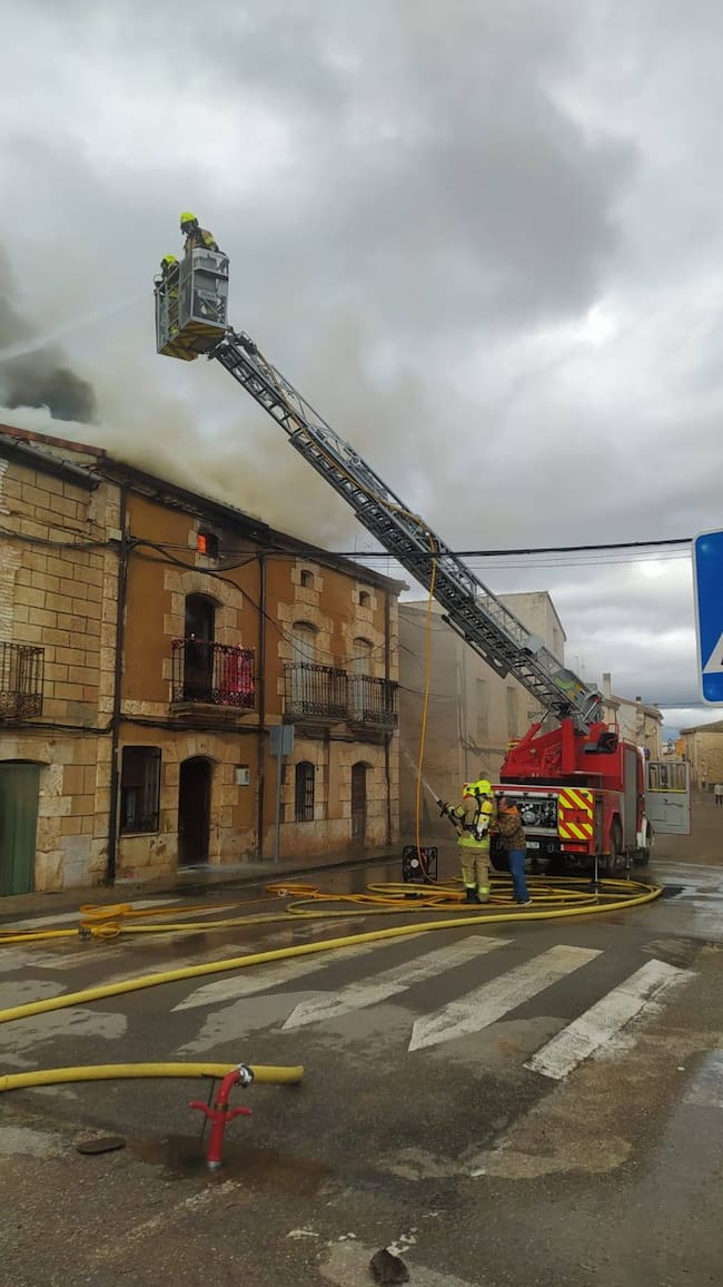 Bomberos de Aranda en un momento de la intervención en Hontoria de Valdearados