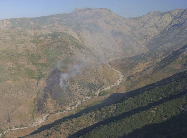 Imagen aérea del incendio declarado en la Garganta de Chilla en Candeleda (Ávila)