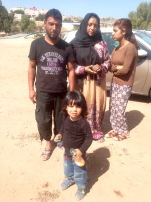 Muhyiadden y su familia, en la puerta del Centro del que quieren salir hacia la Península lo antes posible