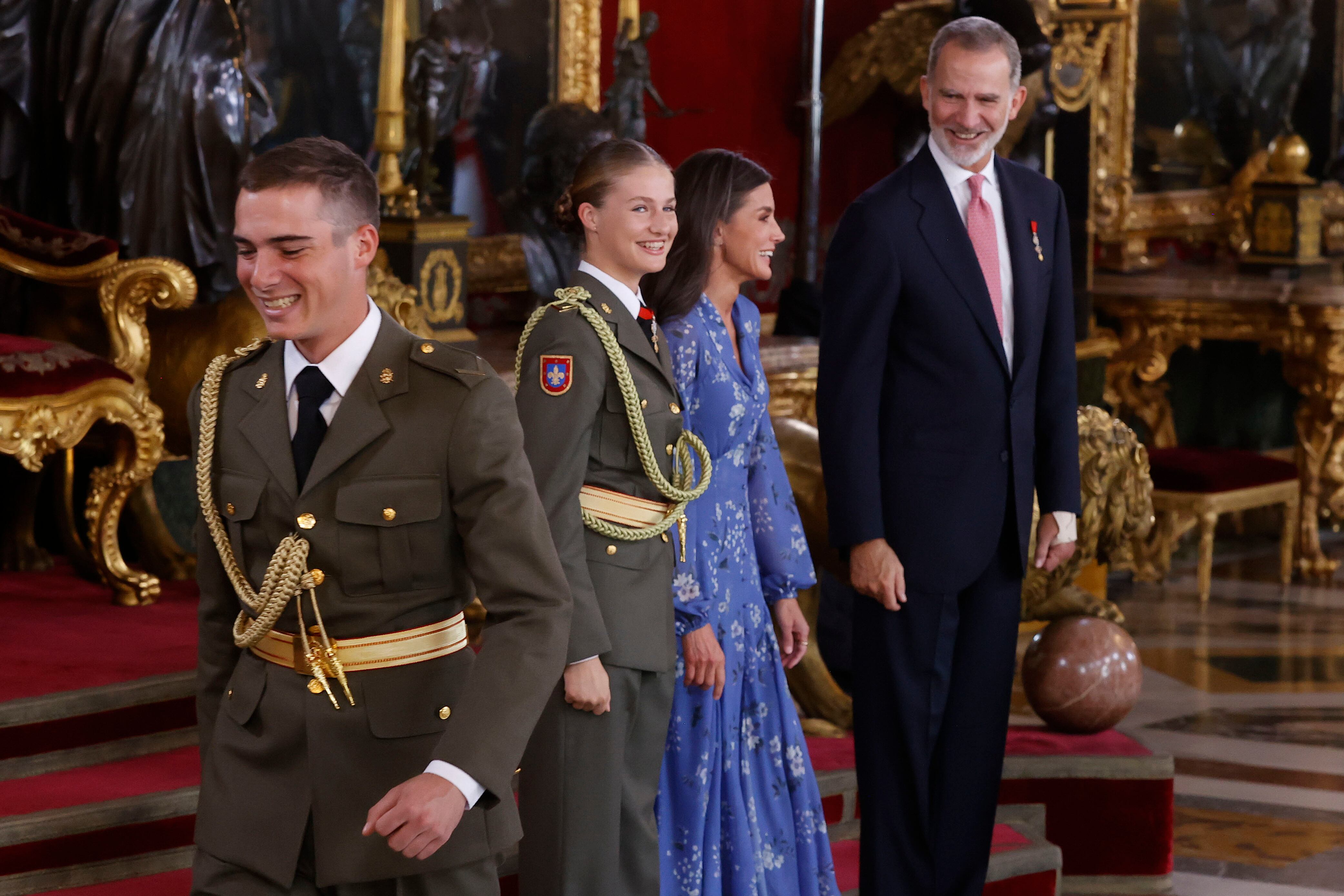 La princesa Leonor, junto a los reyes Felipe VI y Letizia, saluda a sus compañeros de la Academia General Militar de Zaragoza durante la recepción oficial después del desfile del Día de la Fiesta Nacional, en el Palacio Real en Madrid. EFE/ Juan Carlos Hidalgo
