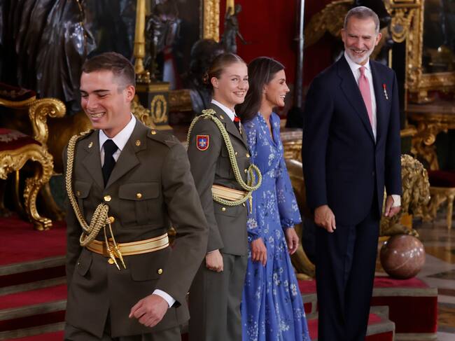 La princesa Leonor, junto a los reyes Felipe VI y Letizia, saluda a sus compañeros de la Academia General Militar de Zaragoza durante la recepción oficial después del desfile del Día de la Fiesta Nacional, en el Palacio Real en Madrid. EFE/ Juan Carlos Hidalgo