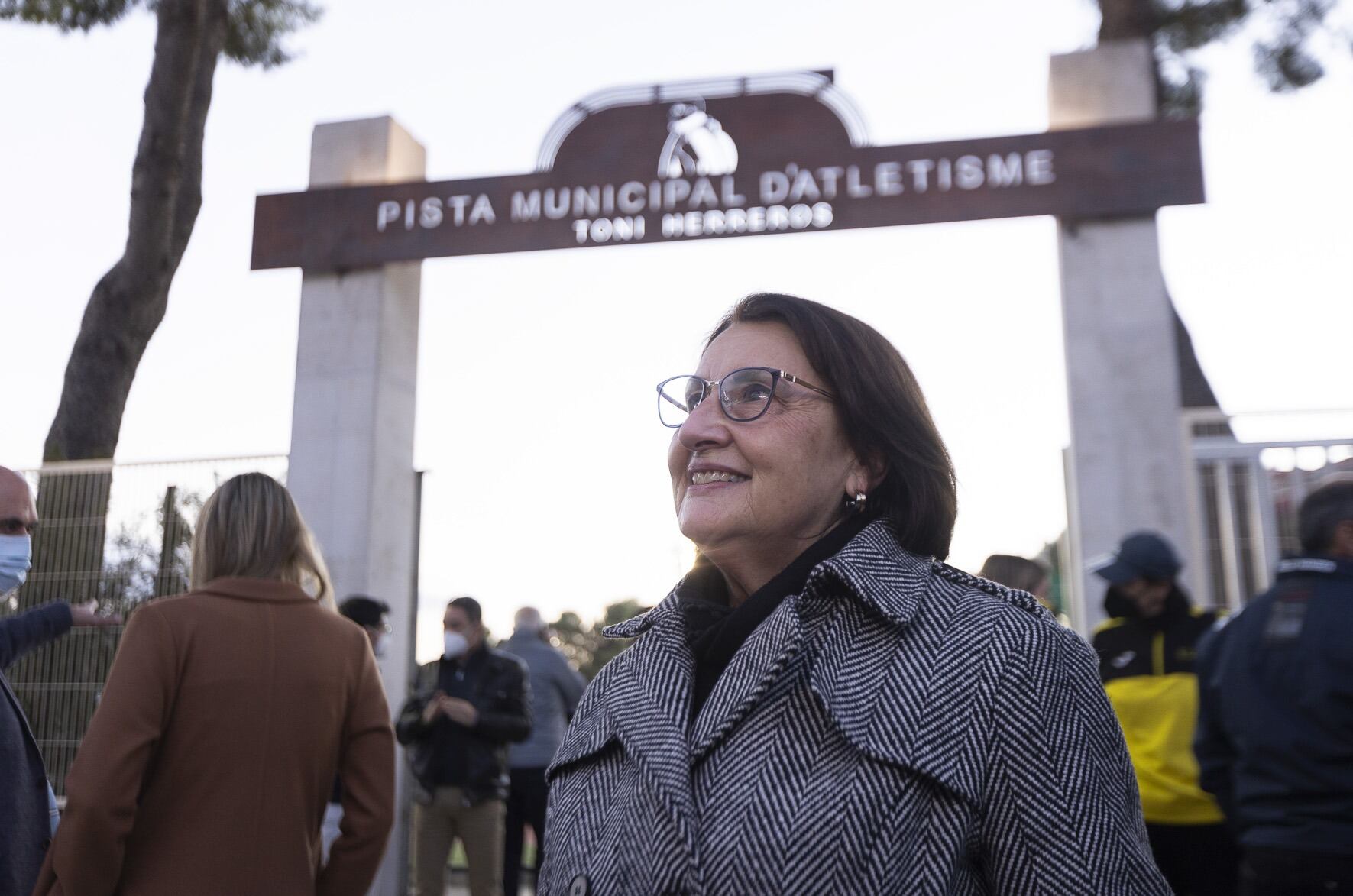 Amparo Victoria, viuda de Toni Herreros, ante el pórtico