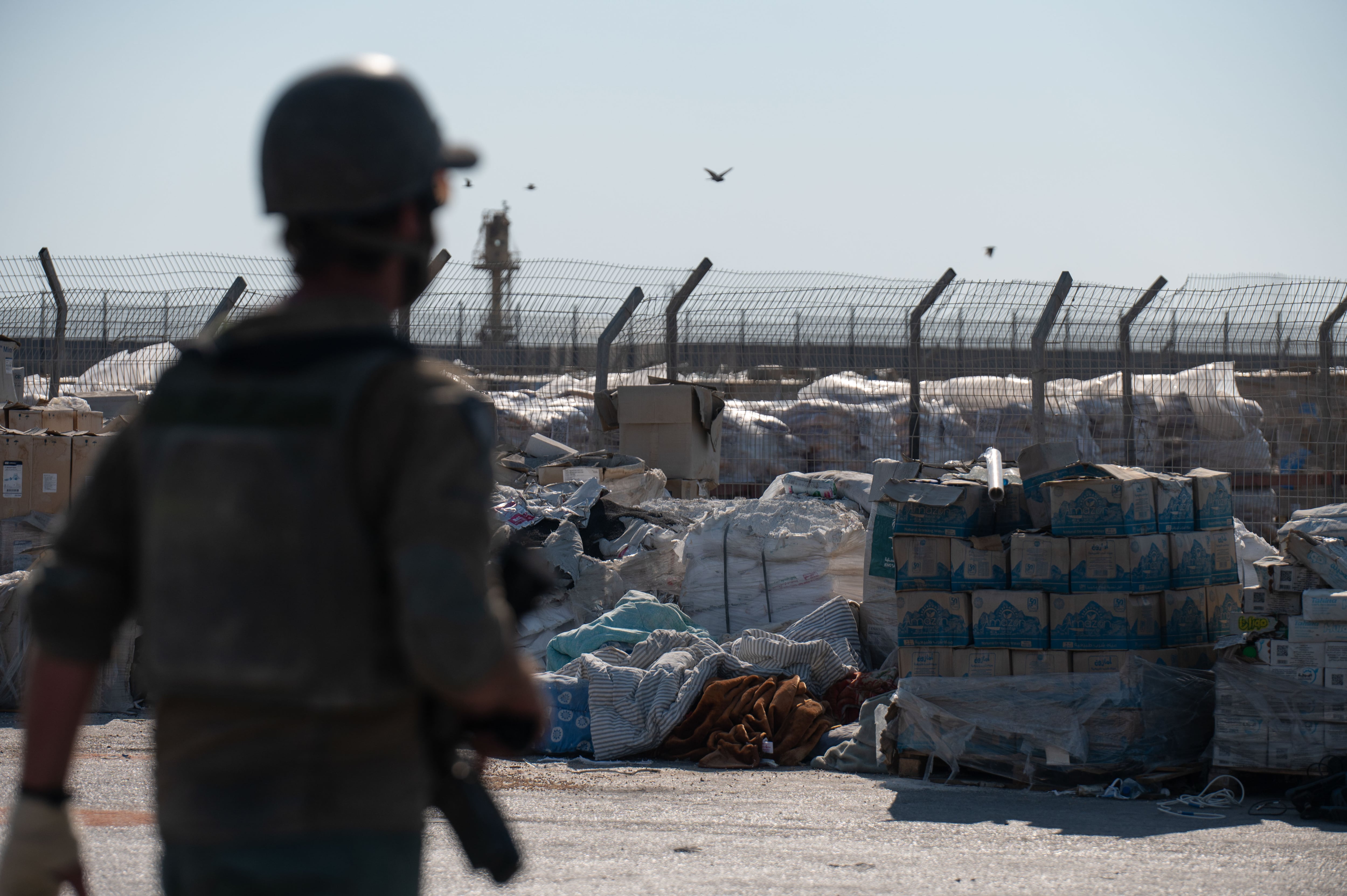 Vista de cajas de ayuda humanitaria en Kerem Shalom (Israel)