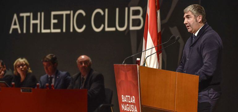 El presidente del Athletic Club de Bilbao, Josu Urrutia, durante su intervención en la Asamblea General Ordinaria anual club que se ha celebrado hoy en Bilbao