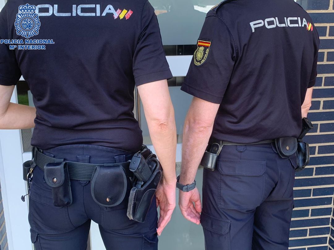 Dos agentes de la Policía Nacional salvan la vida de un bebé de 19 meses en el centro de Logroño.