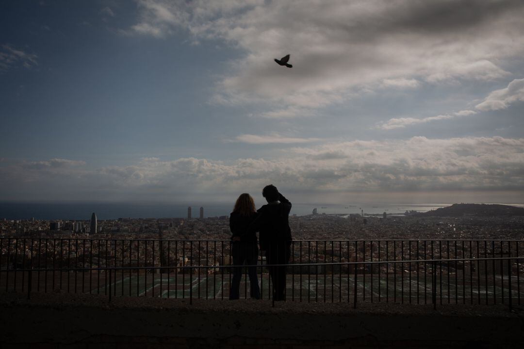 Dos mujeres miran el paisaje 