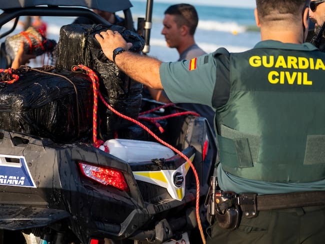 GRAFCVA1924. BURRIANA (CASTELLÓN), 17/07/2024.- Agentes de la Guardia Civil han retirado de la playa del Arenal de Burriana más de una decena de fardos negros que han sido acercados a la orilla por efectivos de Salvamento Marítimo tras haber sido hallados enganchados a una boya. EFE/Andreu Esteban