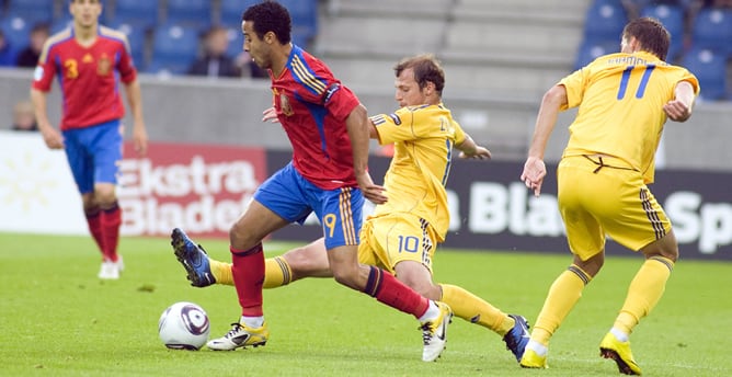 El delantero de la selección española sub&#039;21 Thiago Alcántara (3d) lucha un balón con los jugadores de la selección de Ucrania Roman Zozulya (2d) y Andriy Yarmolenko (d), durante el partido correspondiente a la fase de grupos del Campeonato de Europa sub&#039;