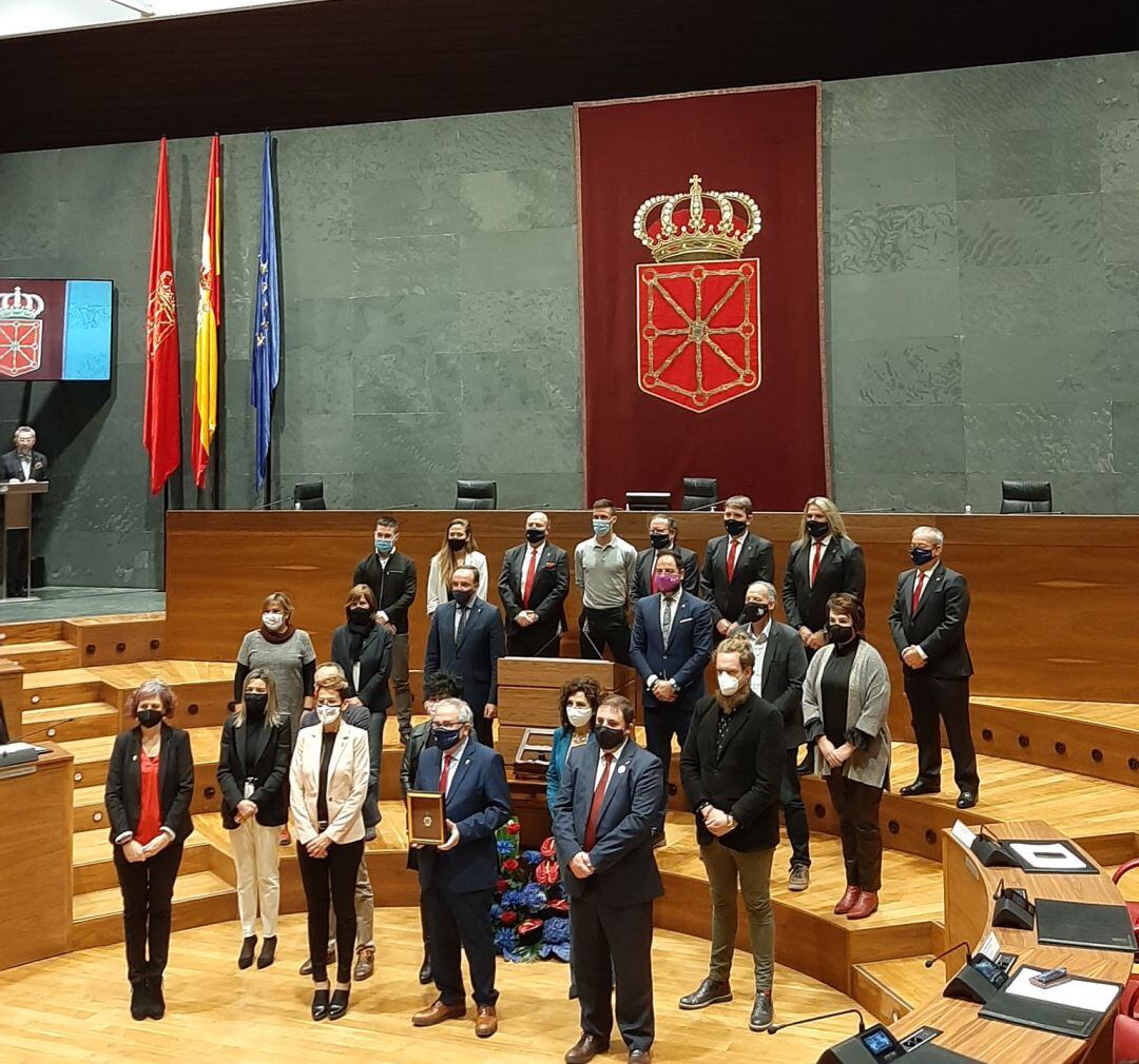 Osasuna recibe la Medalla de Oro del Parlamento foral