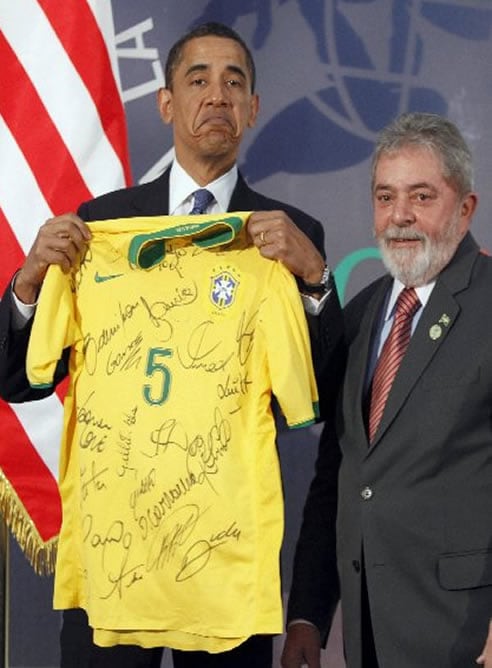 El presidente de Brasil, Luis Ignacio Lula da Silva regala camisetas de la selección de su país a los miembros del G5