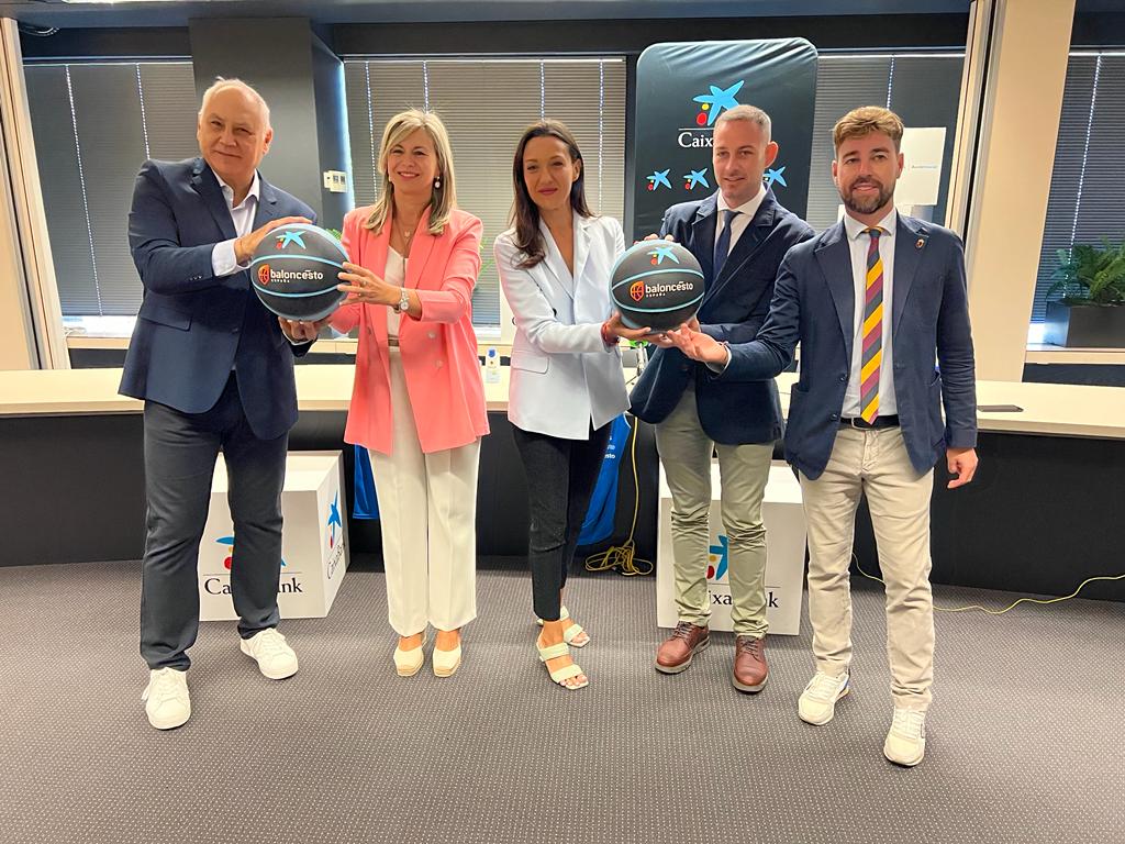 Miguel Ángel Velasco, vicepresidente institucional de la FBRM, Olga García, directora territorial de Caixabank, Carmen María Conesa, consejera de Turismo, Cultural, Juventud y Deportes, Miguel Ángel Noguera, concejal de Deportes del Ayuntamiento de Murcia, y Fran Sánchez, director general de Deportes