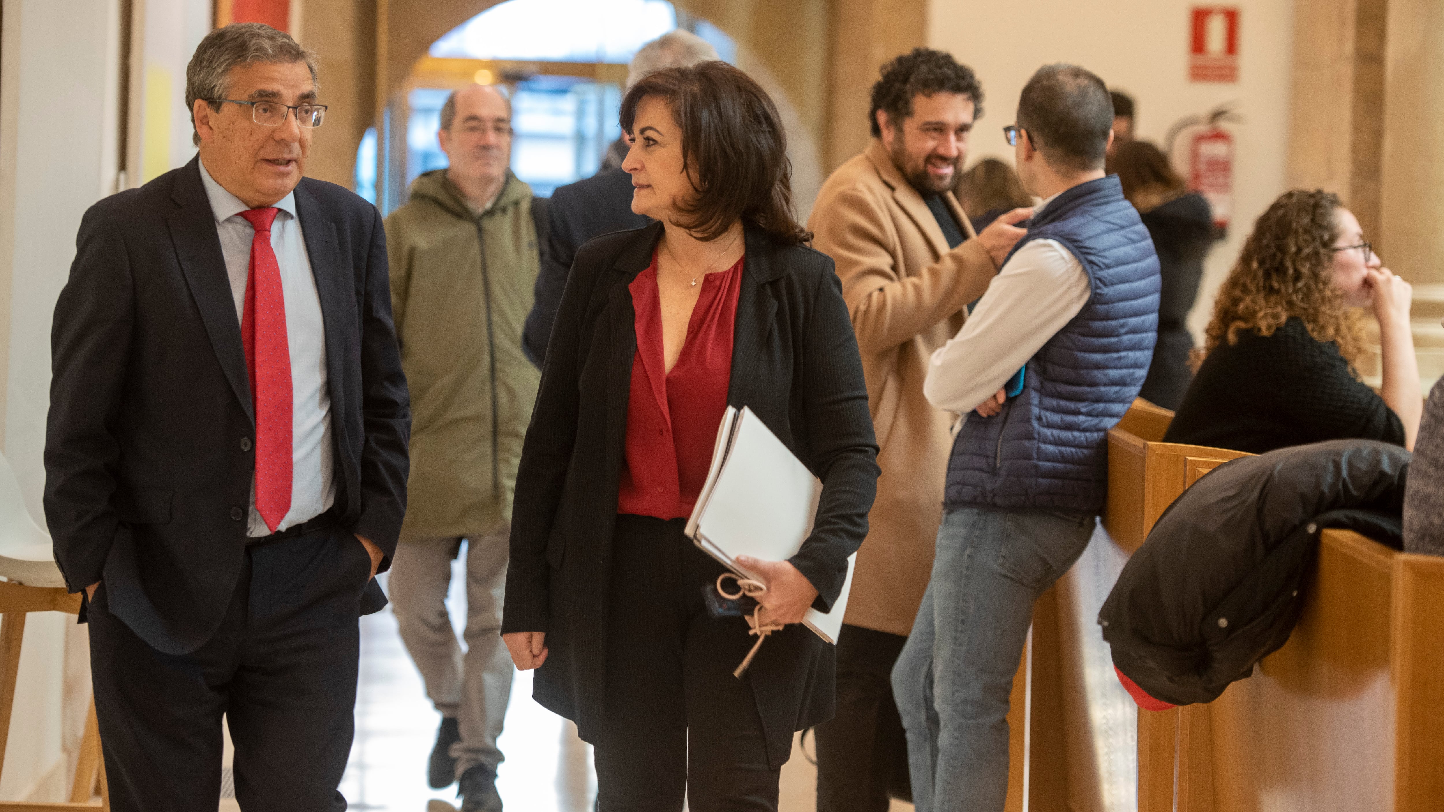 La presidenta del Gobierno, Concha Andreu, conversa con el consejero de Servicios Sociales y Gobernanza Pública, Pablo Rubio, antes del comienzo de la sesión.