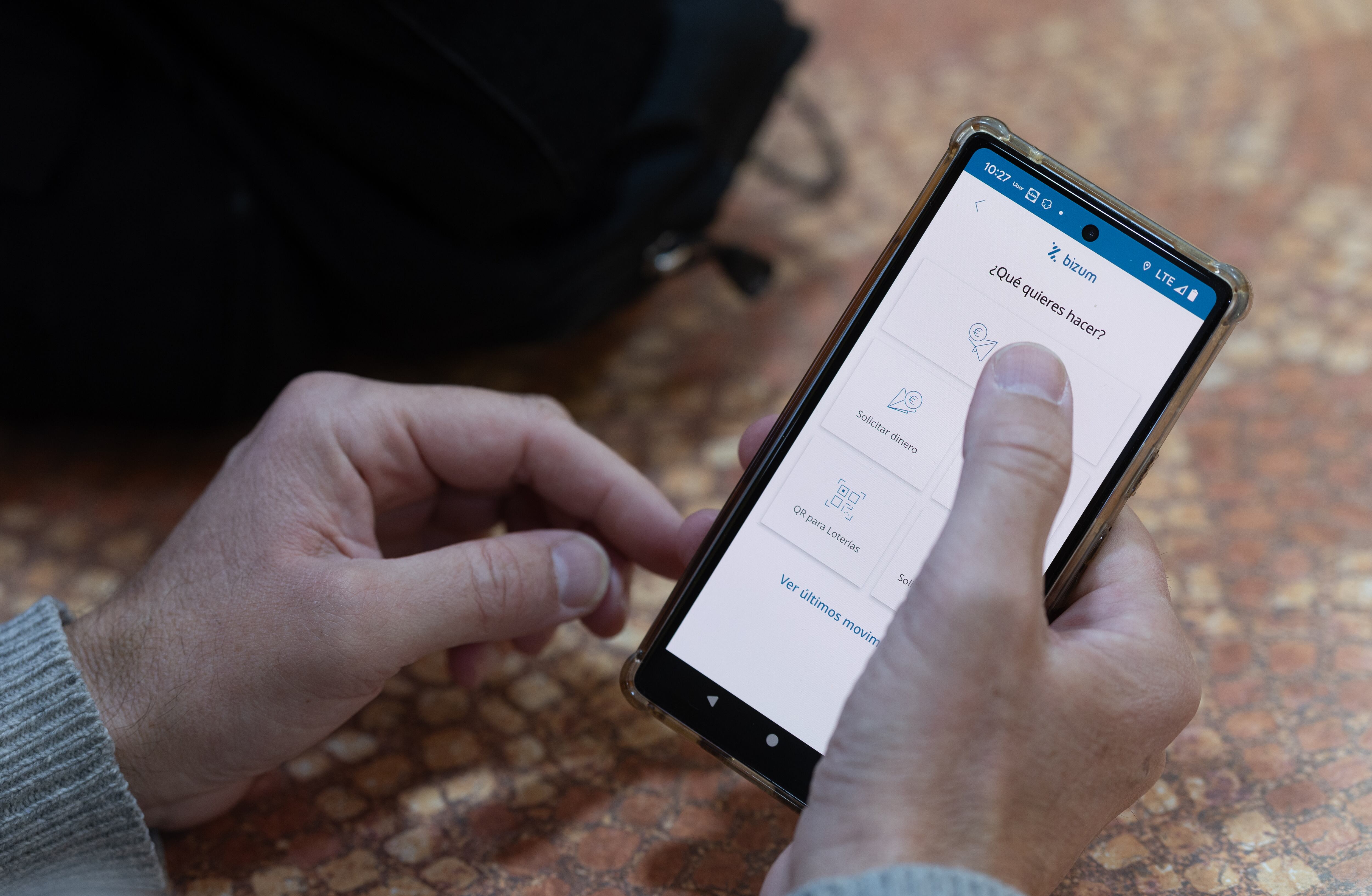 Condenan a un taxista en Cambados a pagar una multa por quedarse con un bízum que un cliente le envió por error.