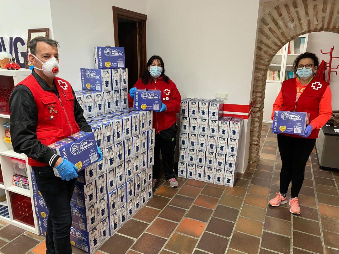 Parte del lote de alimentación repartido en Madrigal de las Altas Torres