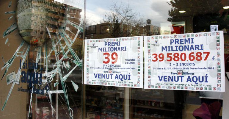 El cartell que anuncia el premi, a l'estanc del número 30 del carrer Segrià