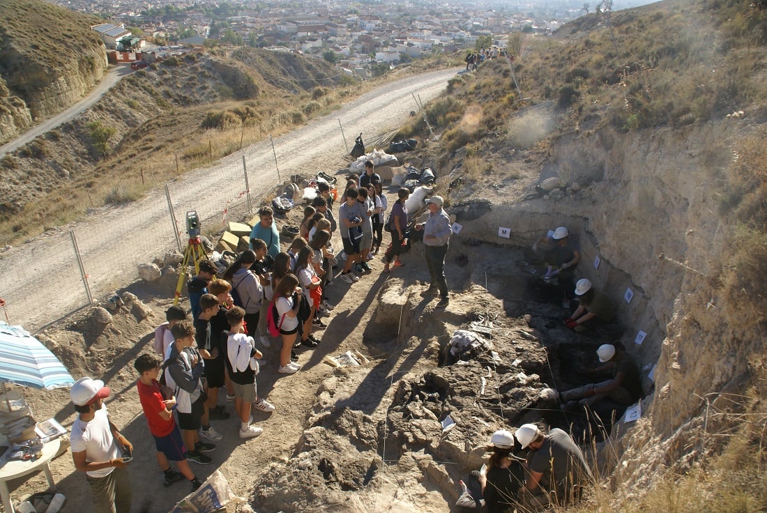 Visita de un instituto de enseñanza media al yacimiento, donde se pueden ver los restos de proboscídeos in situ