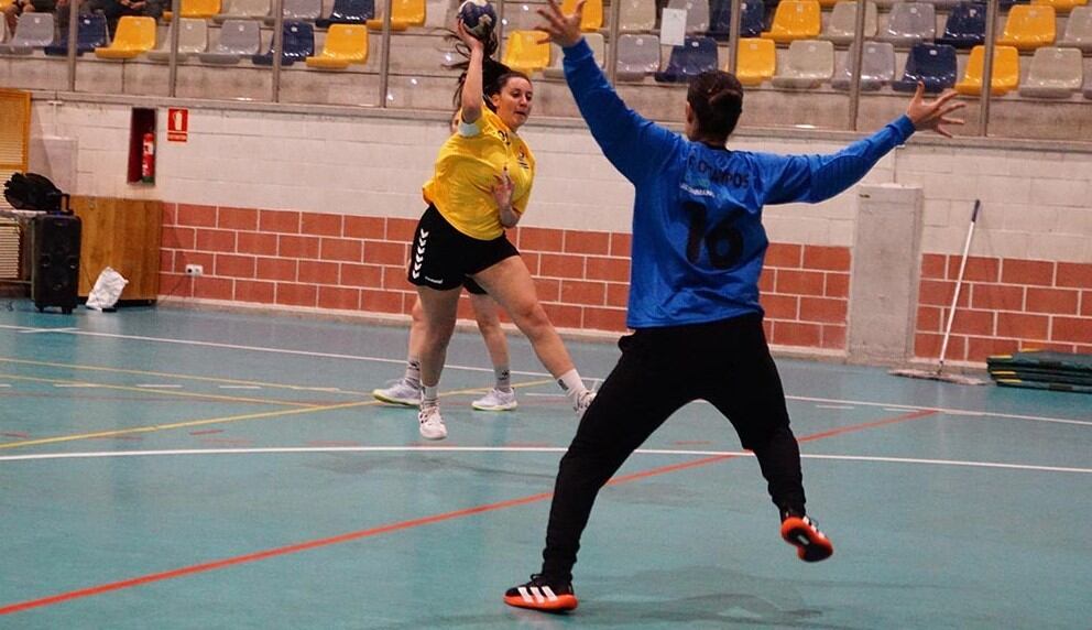 La tiñosera Aitana lanzando a puerta.