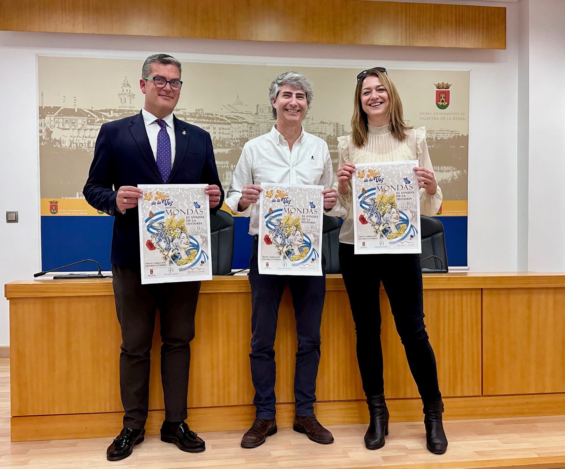 Los concejales de Cultura y Turismo, Enrique Etayo y Gelen Delgado, respectivamente, presentan Radio Teatro ‘Mondas, el Sonido de la Historia’, a la que ha asistido Carlos Palomeque, director de la Magia de la Voz.