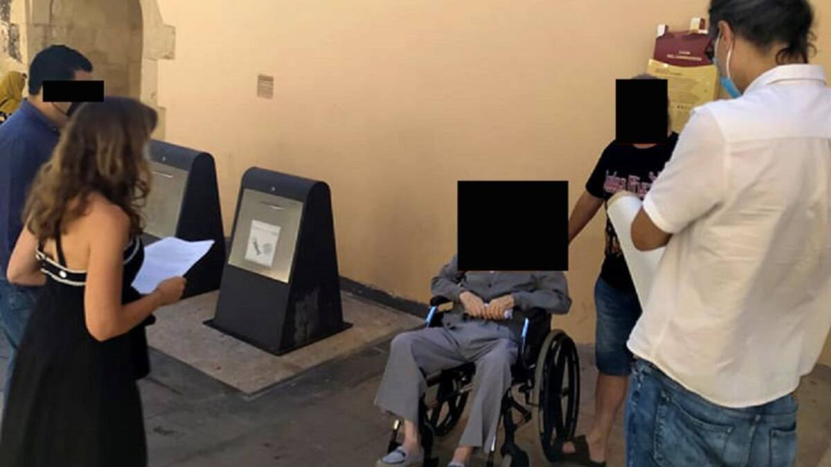 Obligados a declarar ante jueces y forenses en plena calle por falta de accesibilidad a los juzgados de Lorca