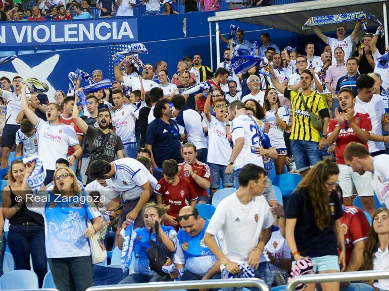 Los aficionados del Real Zaragoza celebran la victoria frente al Rayo Majadahonda