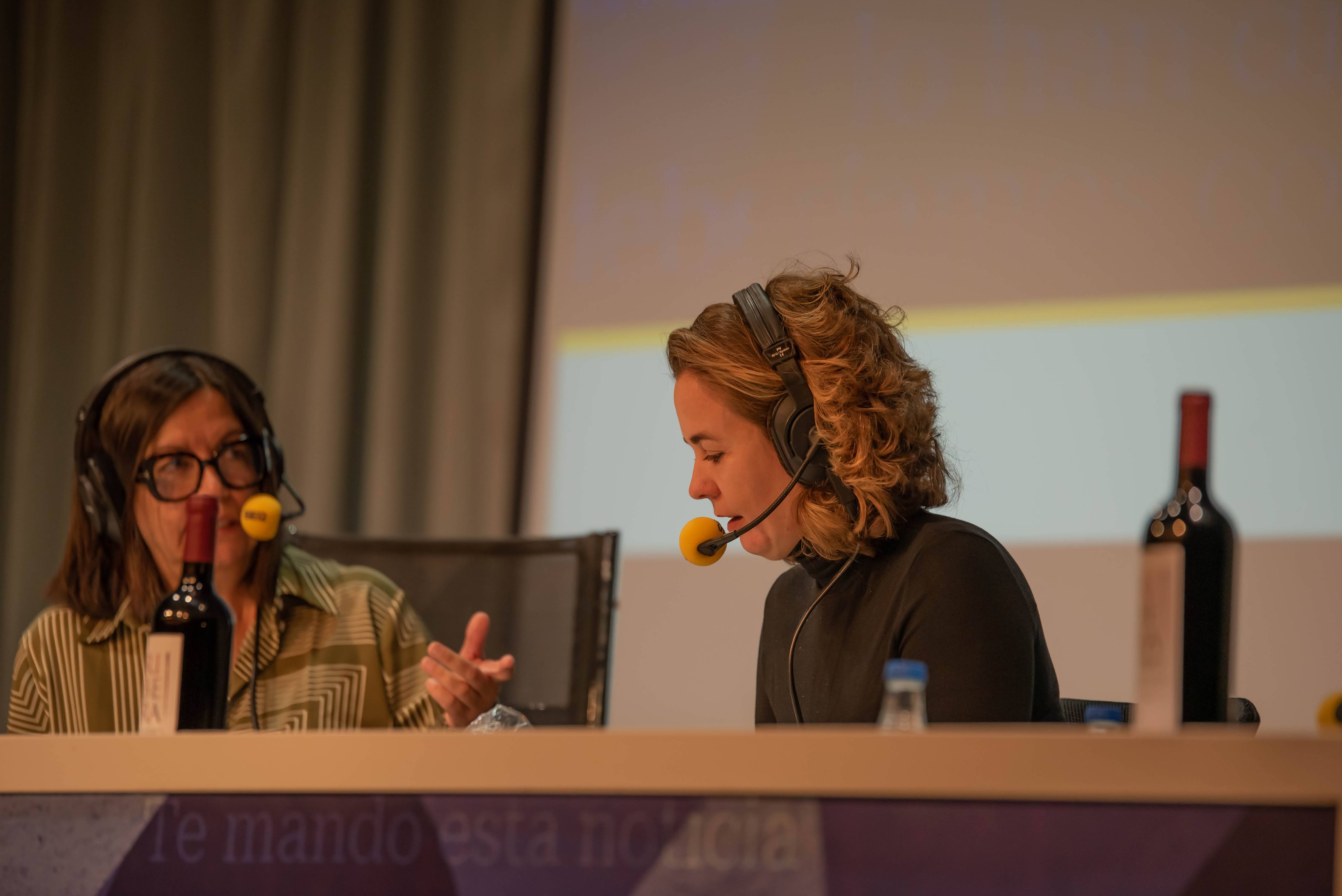 Ainhoa le explica a Ángels la gastronomía del vino