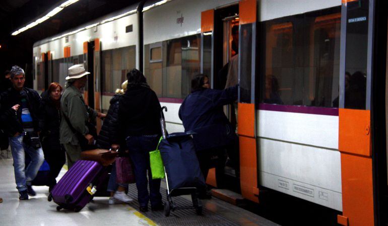 Usuaris entrant al tren.